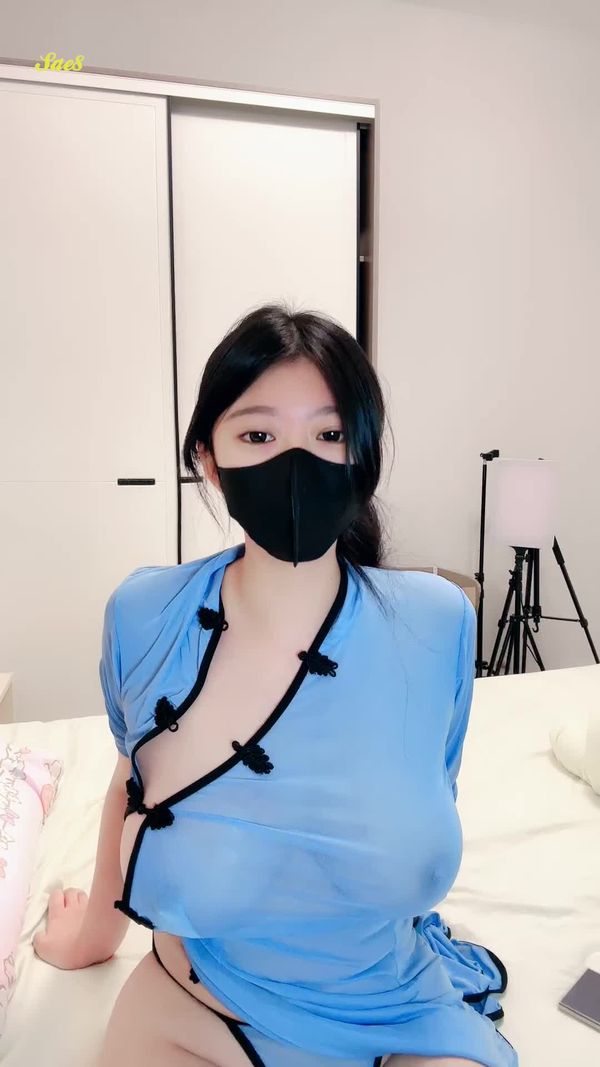 湖南极品爆乳学生妹大E童颜巨乳露点大秀