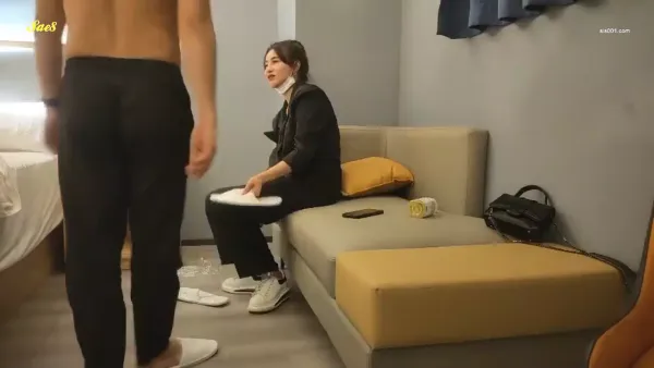 人妻第一次约被两哥们从沙发搞到床上