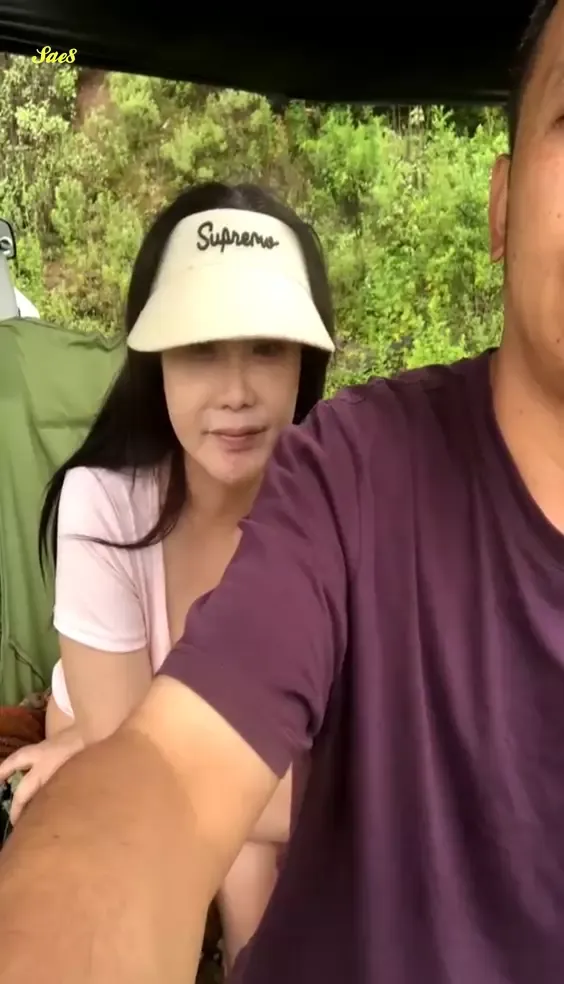 疯狂美少妇人来人往的风景区野战1